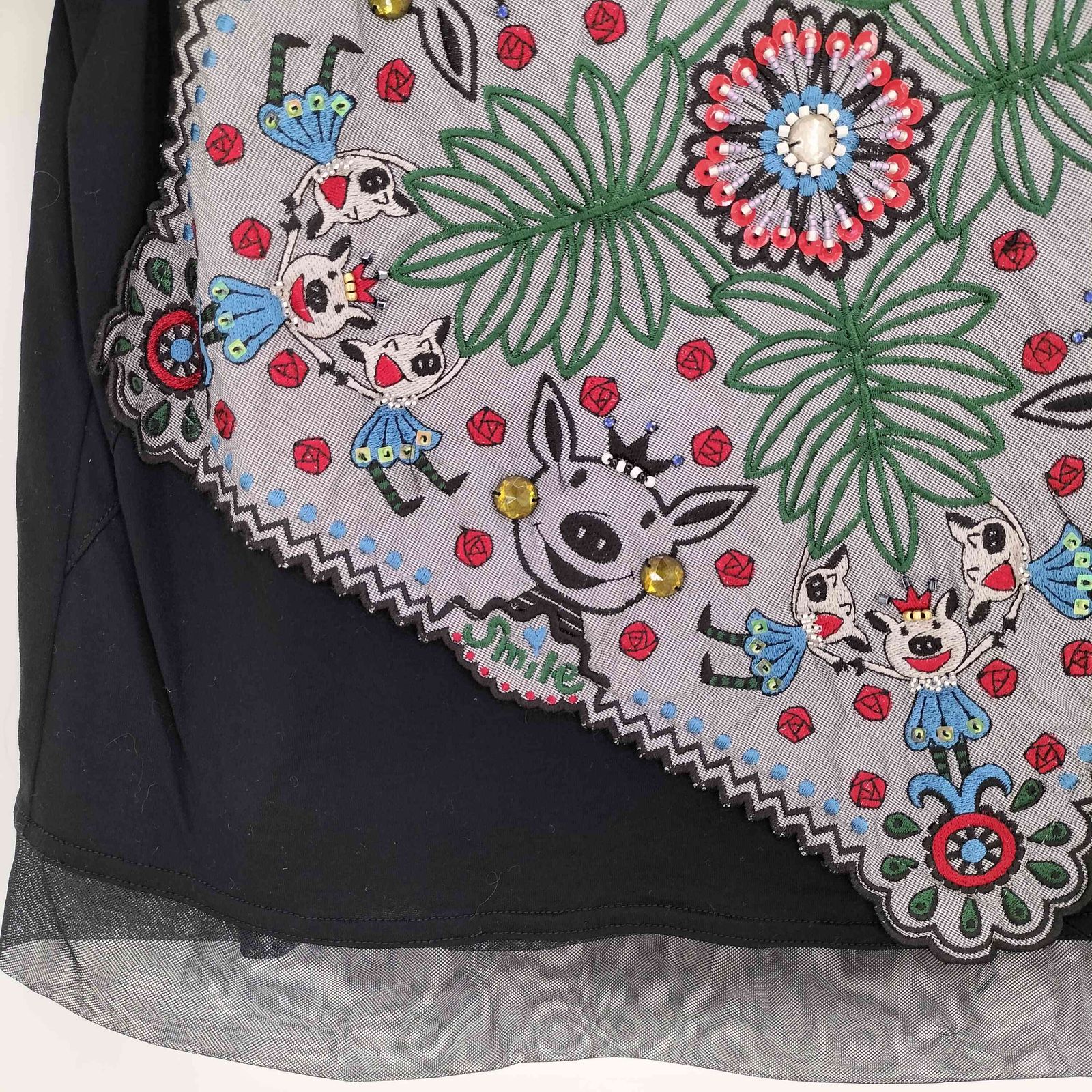 ★新品未使用★タグ付きBibiy.フラワー刺繍 ブラック フレアトップス ☆新品未使用☆タグ付きBibiy.フラワー刺繍 ブラック フレア