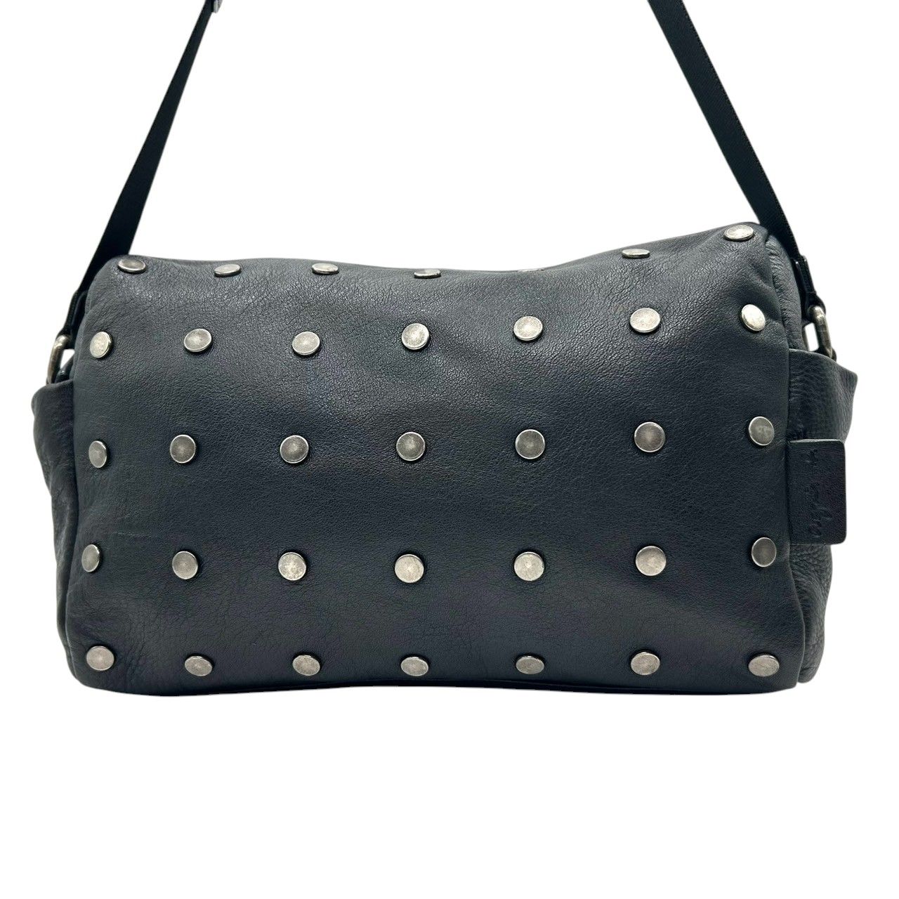 agnes b. アニエスベー ショルダーバッグ クロスボディ 斜め掛け可 スタッズ レザー 本革 ブラック シルバー金具 レディース メンズ ユニセックス ロック パンク スタイリッシュ 人気モデル クリーニング済み s33