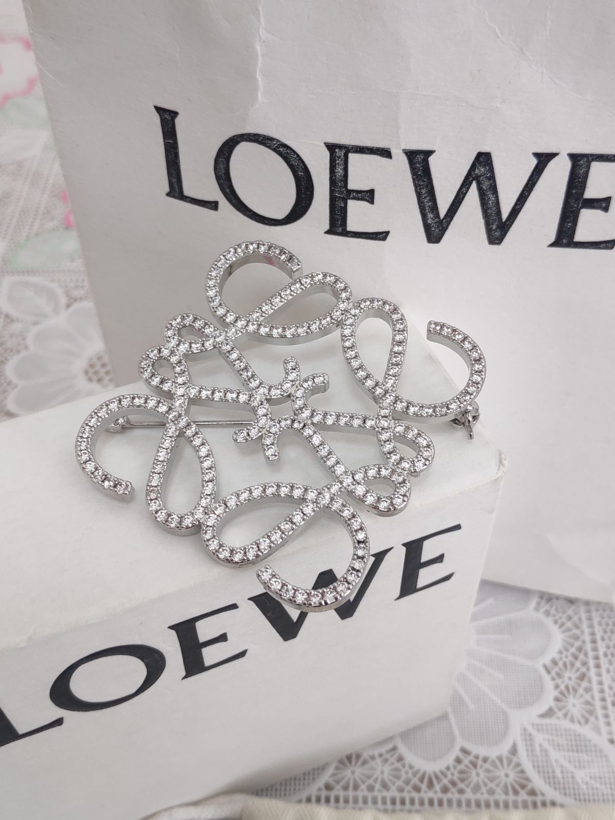 素敵！ロエベ/LOEWE アナグラム ブローチ♥️コサージュ シルバー キラキラ 大人気美品 レディース☆メンズ 新品未使用 - メルカリ