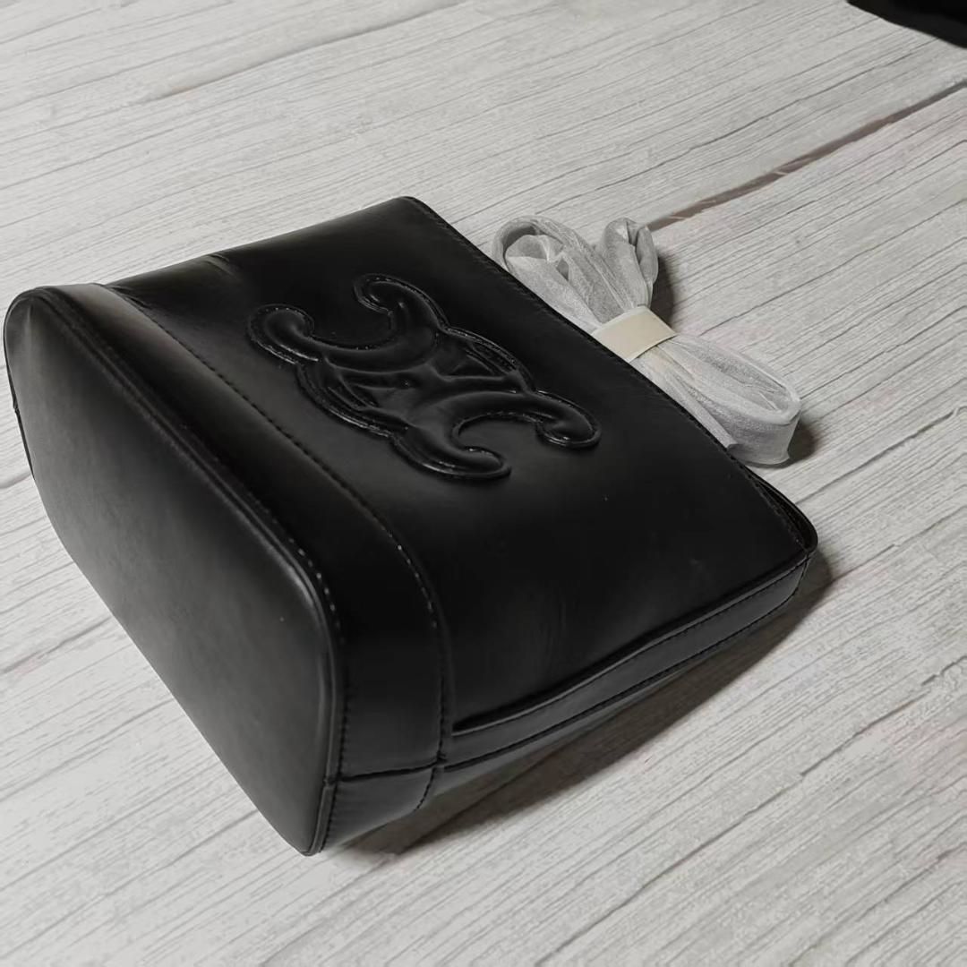 【合わせやすい♪】CELINE スモール バケットバッグ キュイル ☆国内発送☆】CELINE スモール バケット キュイル トリオンフ