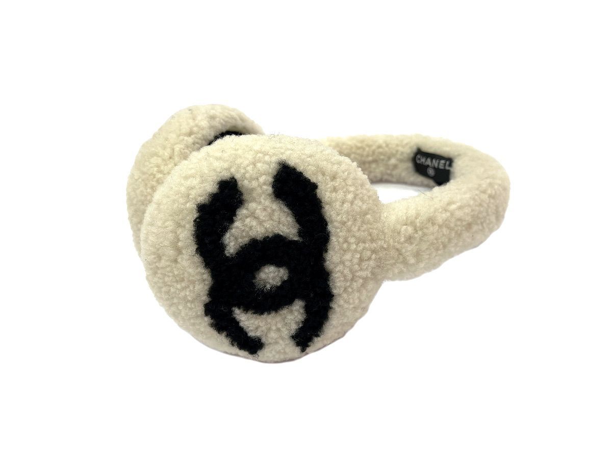 CHANEL シャネル AAB262 B21474 U2761 ココマーク イヤーマフ シアリング ラムスキン ホワイト×ブラック 25B 耳当て 2025-2026 AW レディース 女性用 ファッション アパレル ブランド