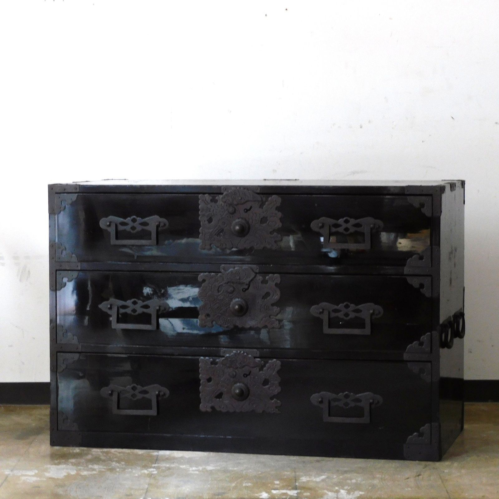 庄内地方 黒漆塗り 鶴亀図金具 時代箪笥 鍵付き HK-a-05649 知工箪笥 ローボード TV台 小箪笥 枕箪笥