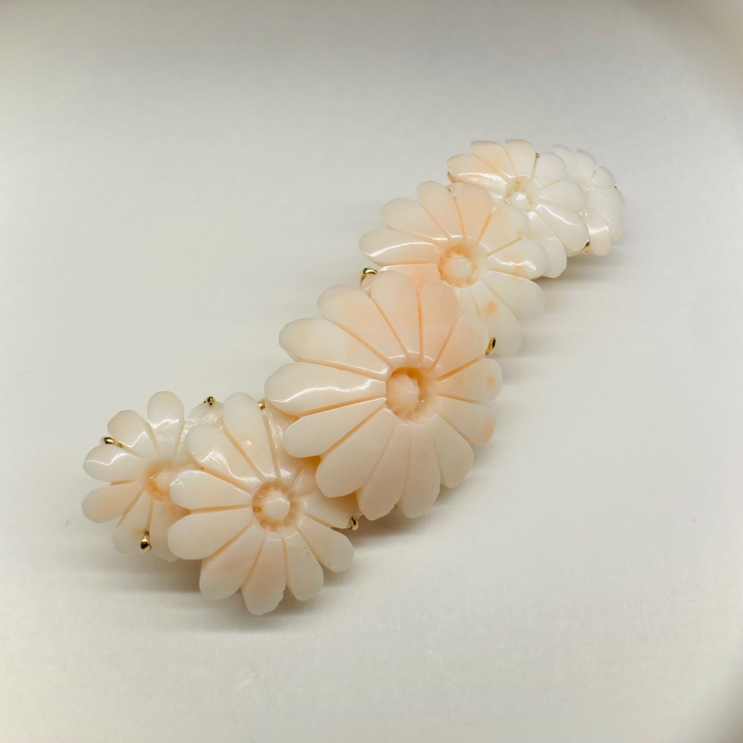 和風デザインの珊瑚ブローチ兼帯留め - メルカリ