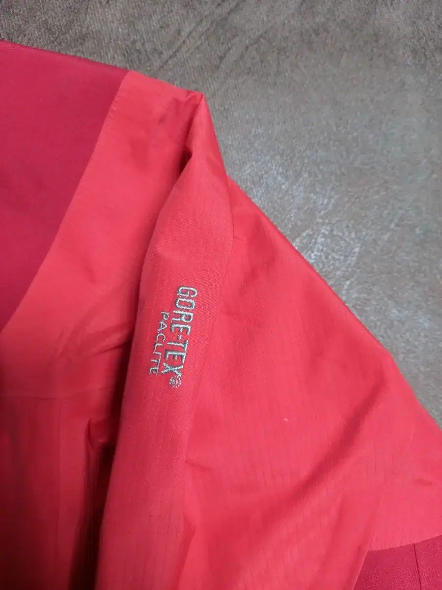 ARC TERYX アークテリクス GORE TEX₍ゴアテックス ウィンドブレーカー レッド m