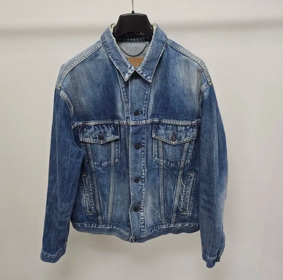 【希少モデル】バレンシアガ☆バックロゴ入りデニムジャケット 入手困難 即完売注意 希少モデル】バレンシアガ☆バックロゴ入りデニムジャケット 入手困難