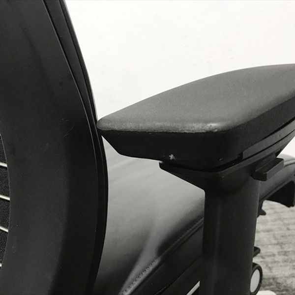 ヘッドレスト付