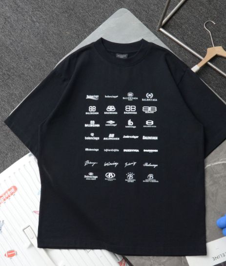 Balenciaga 定番トレードマーク総ロゴラウンドネック半袖Tシャツ