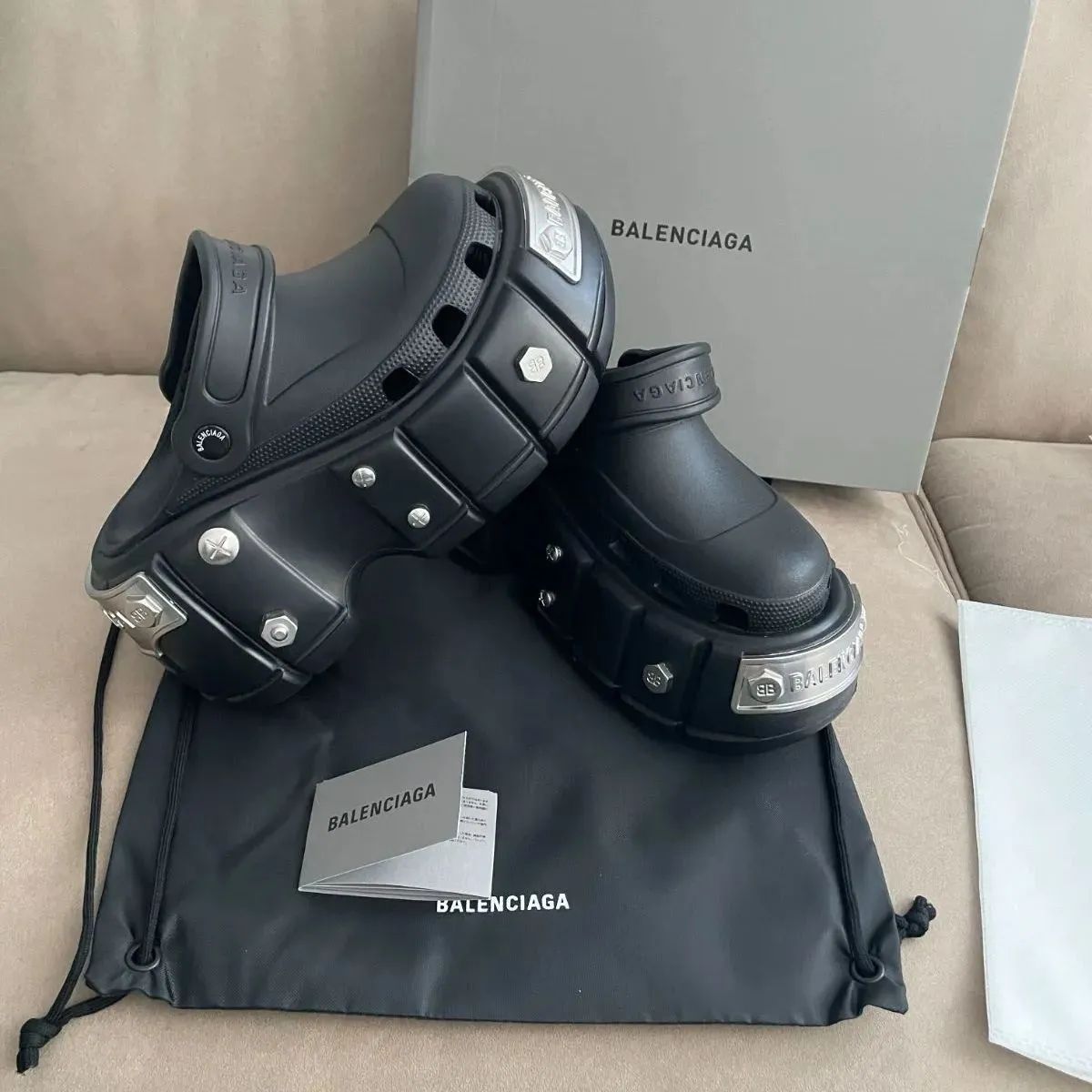 人気 【22SS】BALENCIAGA HardCrocsメタルアクセサリークロックスラバー - メルカリ