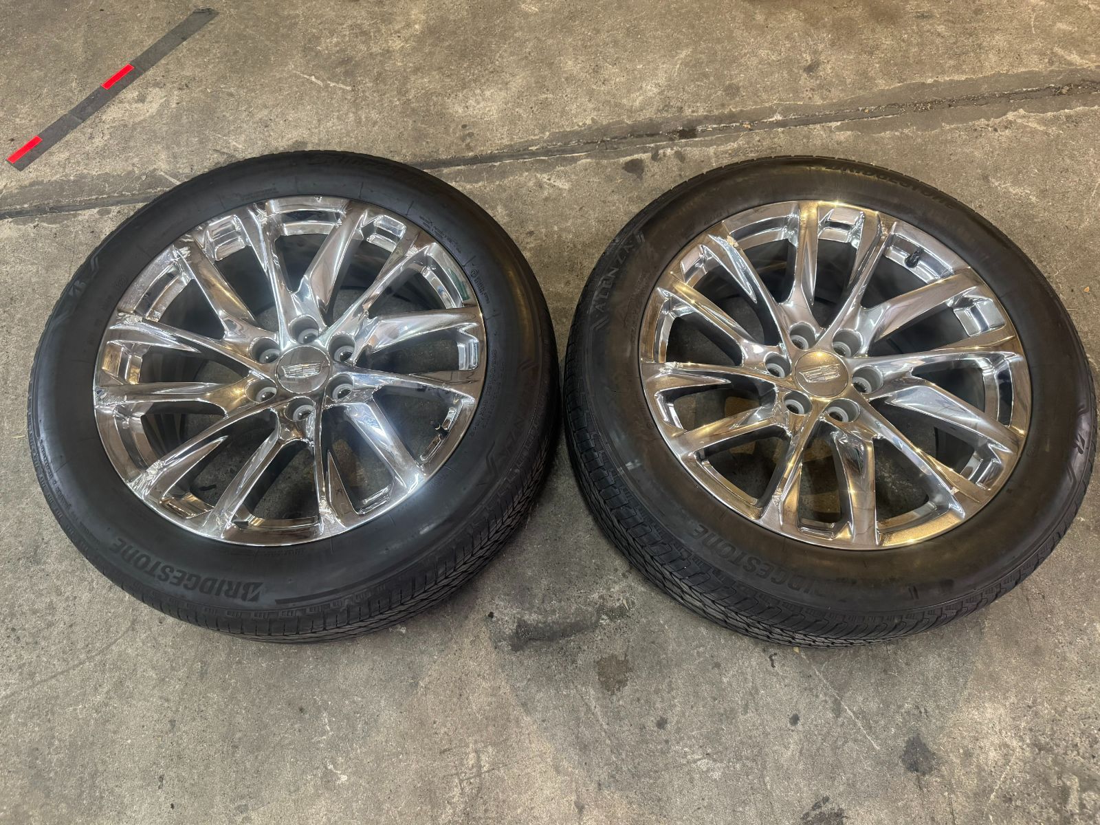 み キャデラック エスカレード 22in純正タイヤ＆ホイール 2個SET 275 50 22 ガリ傷有り 84653998 値引き交渉OK