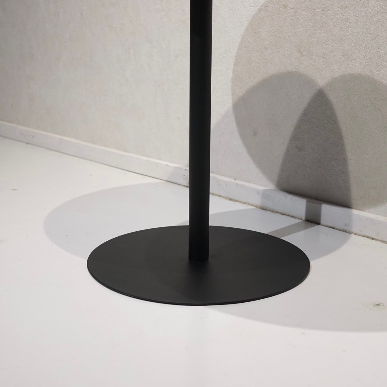 Bello Select サイドテーブル 円形 テーブル アイアン スチール製 ブラック モダン ミニマル インダストリアル MARWIL-DEMENAGEMENTS_CH