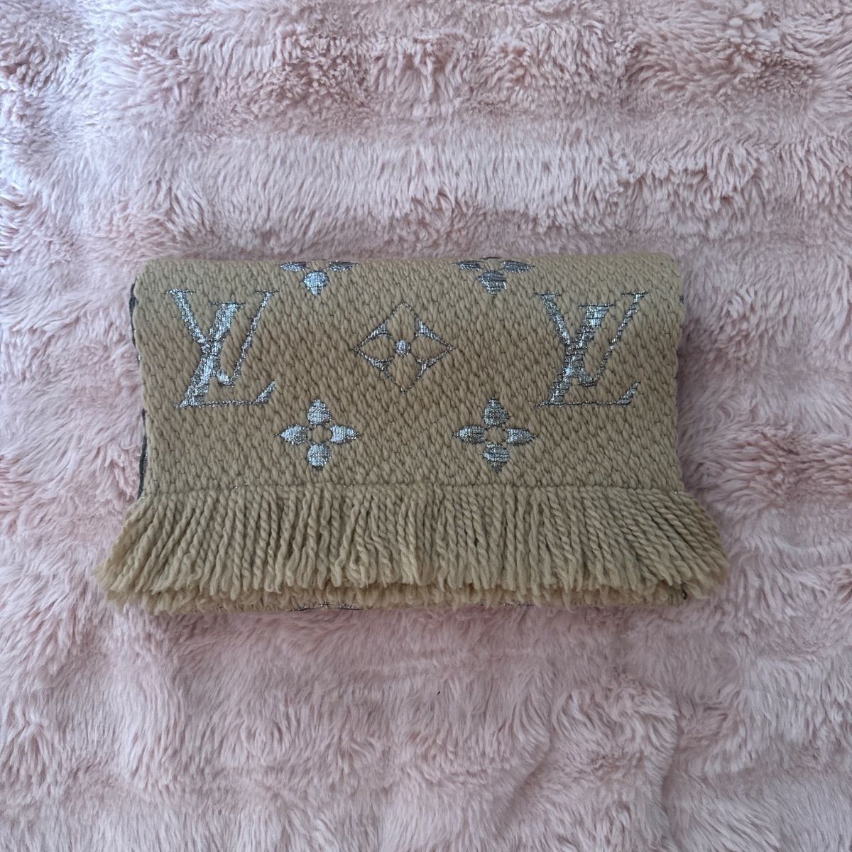 ルイヴィトン エシャルプ ロゴマニア マフラー シャイン ベージュ