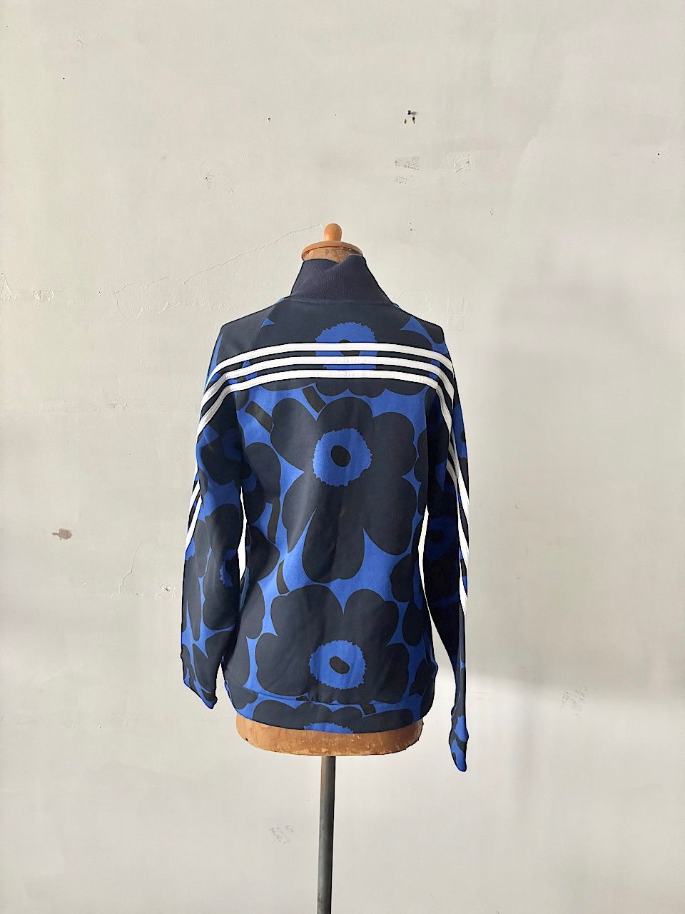 マリメッコ×アディダス トラックジャケット サイズXL ボールドブルー 北欧】adidas x marimekko トラックジャケット サイズXL - メルカリ