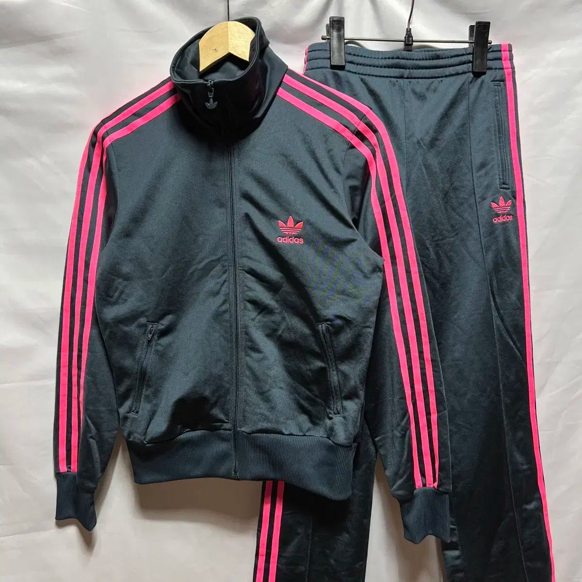 純正品| 100 adidas アディダス ファイヤーバード グレーピンク トラックジャージ