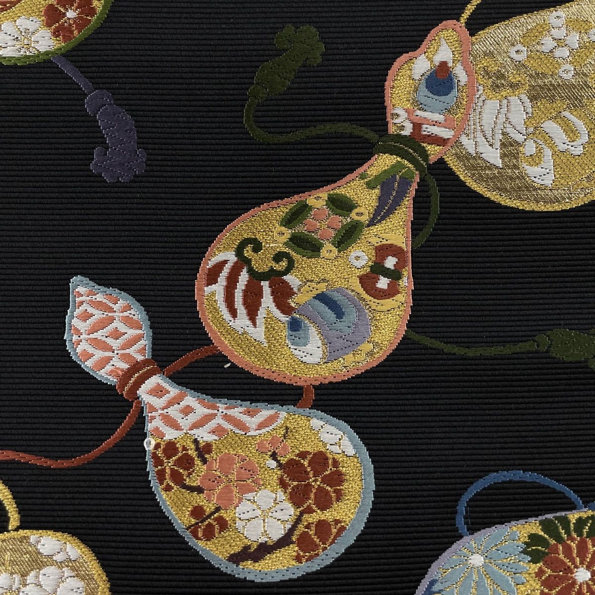 宝尽くし黒地正絹袋帯　六通　未使用 袋帯 美品 秀品 瓢箪 宝尽くし 唐織 箔 黒 六通 正絹 【中古