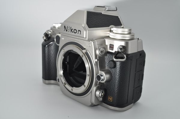 1242ショット！ 新品級  Nikon デジタル一眼レフカメラ Df シルバーDFSL