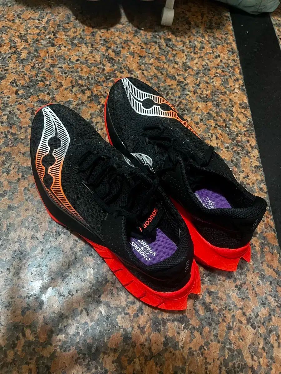 Saucony サッカニー エンドルフィン プロ 4 275