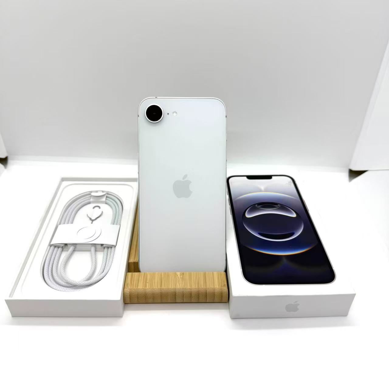 Aランク SIMフリー iPhone 16e 128GB ホワイト 本体 電池最大容量100％ 小すりあり