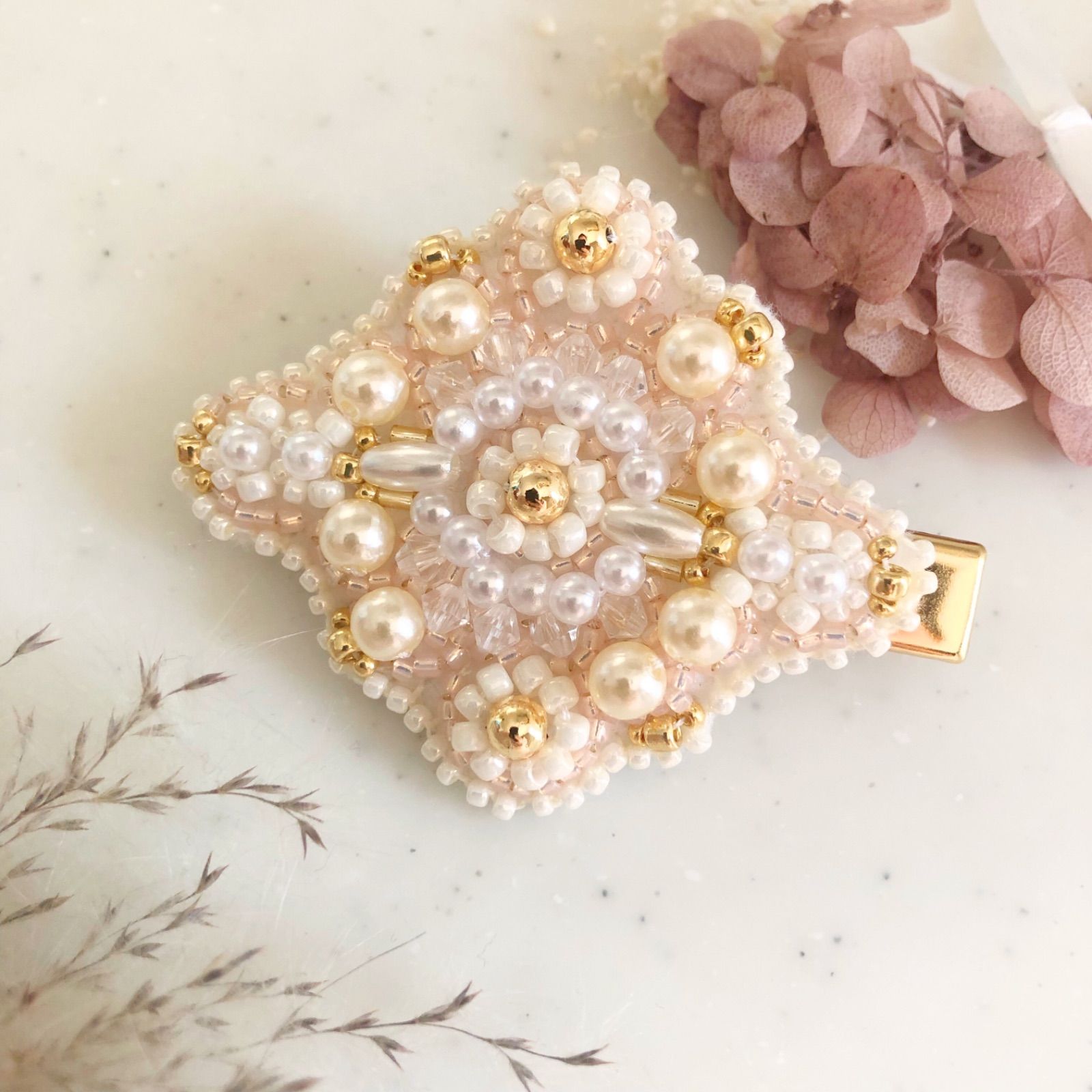 ビーズ刺繍 ヘアクリップ ピンク ホワイト ゴールド ハンドメイド ヘアアレンジ - メルカリ