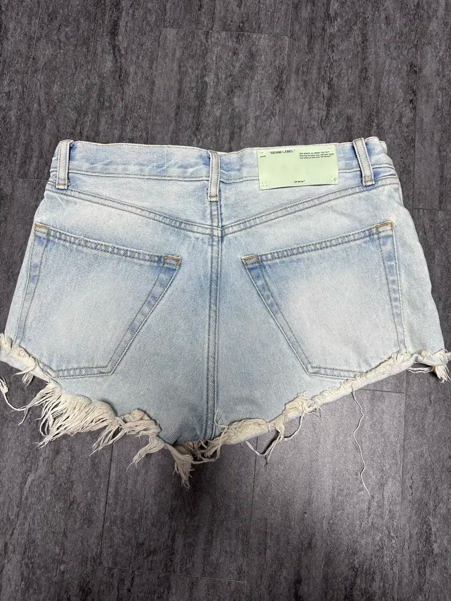 オフホワイト レディース デニム カットオフ ショーツ 25 DECORATOM_COM_BR
