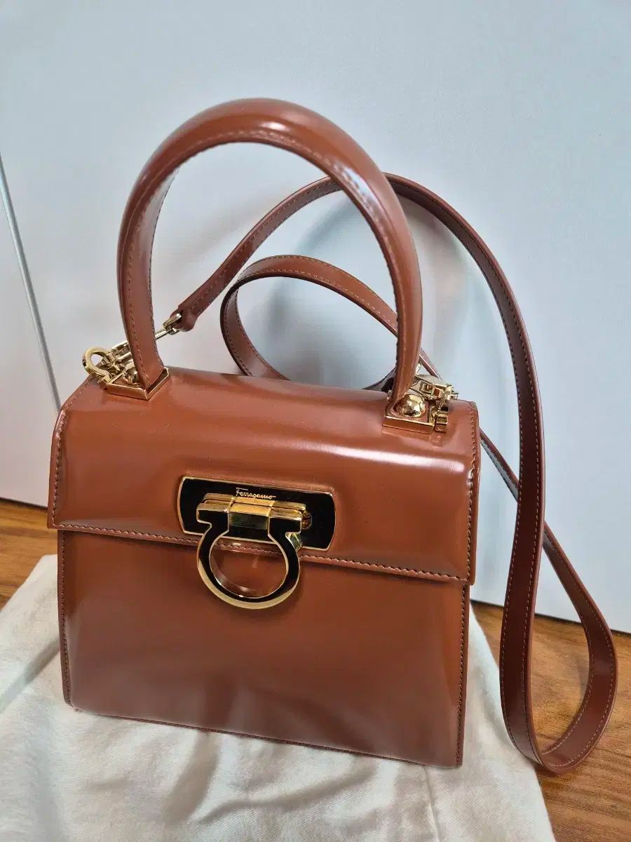 フェラガモ スモール ケリーバッグ