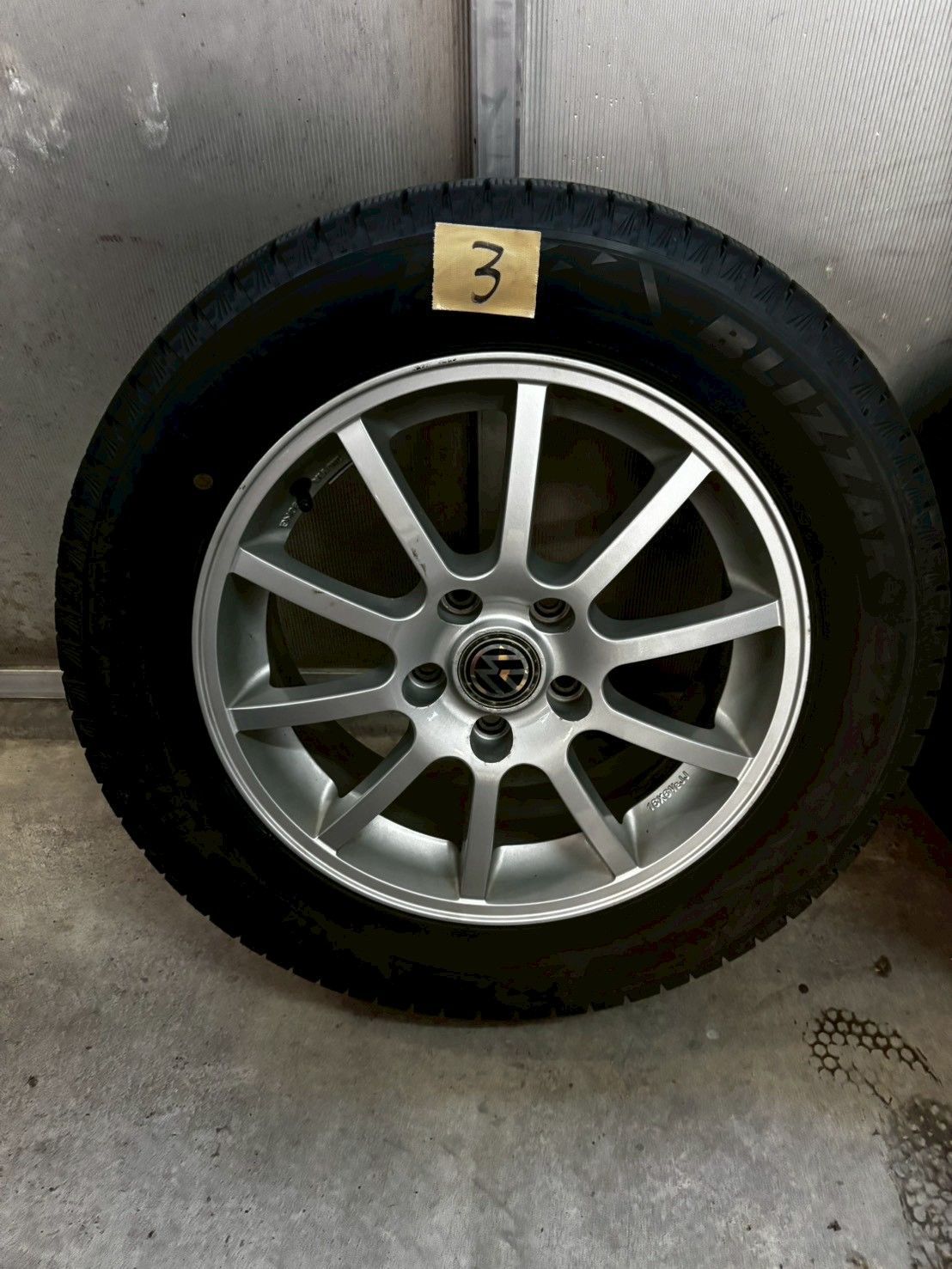 フォルクスワーゲン VWパサートヴァリアント TSIコンフォートラインBMT 3CCAX スタッドレスタイヤ 純正アルミホイール 215 55 16４本セット み