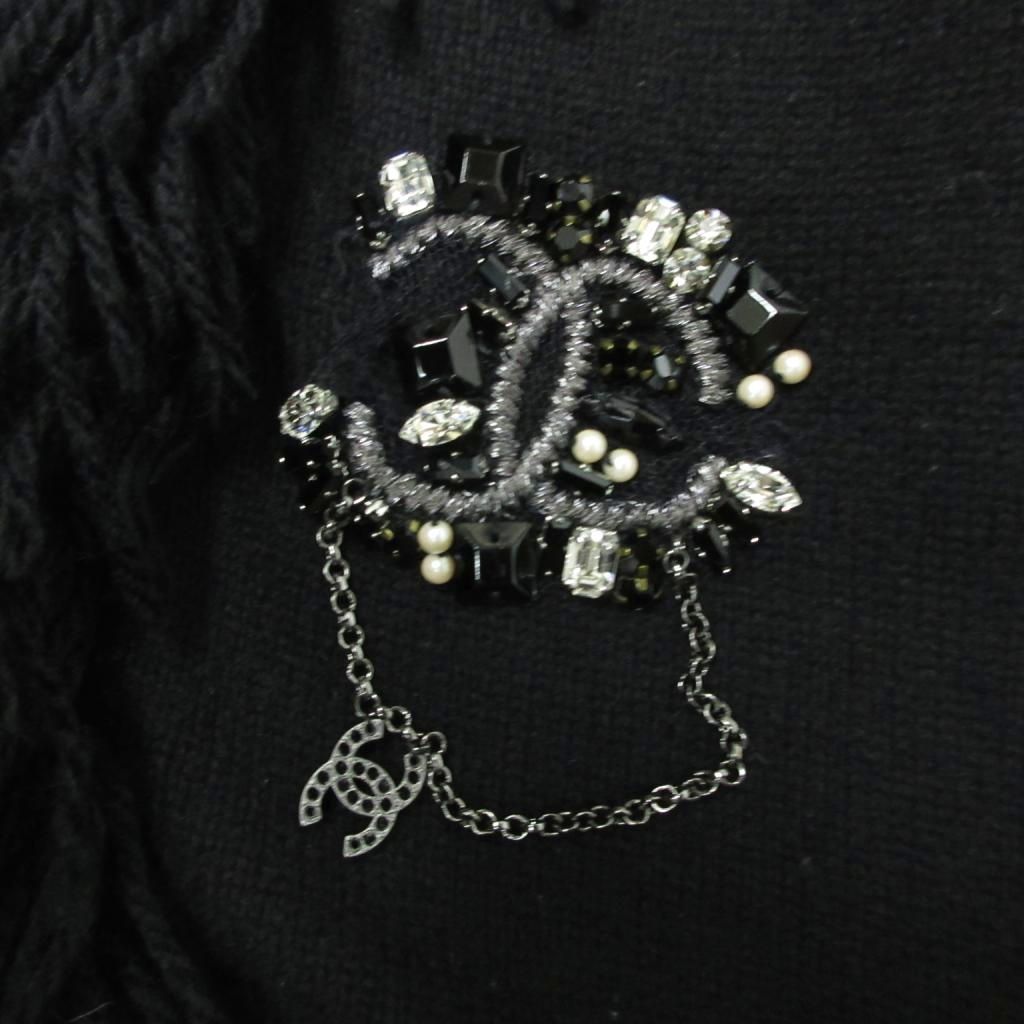 シャネル　装飾ボタン付き黒ニットカーディガン 2点セット シャネル CHANEL 希少 レア 06A カシミヤ100% ココマーク