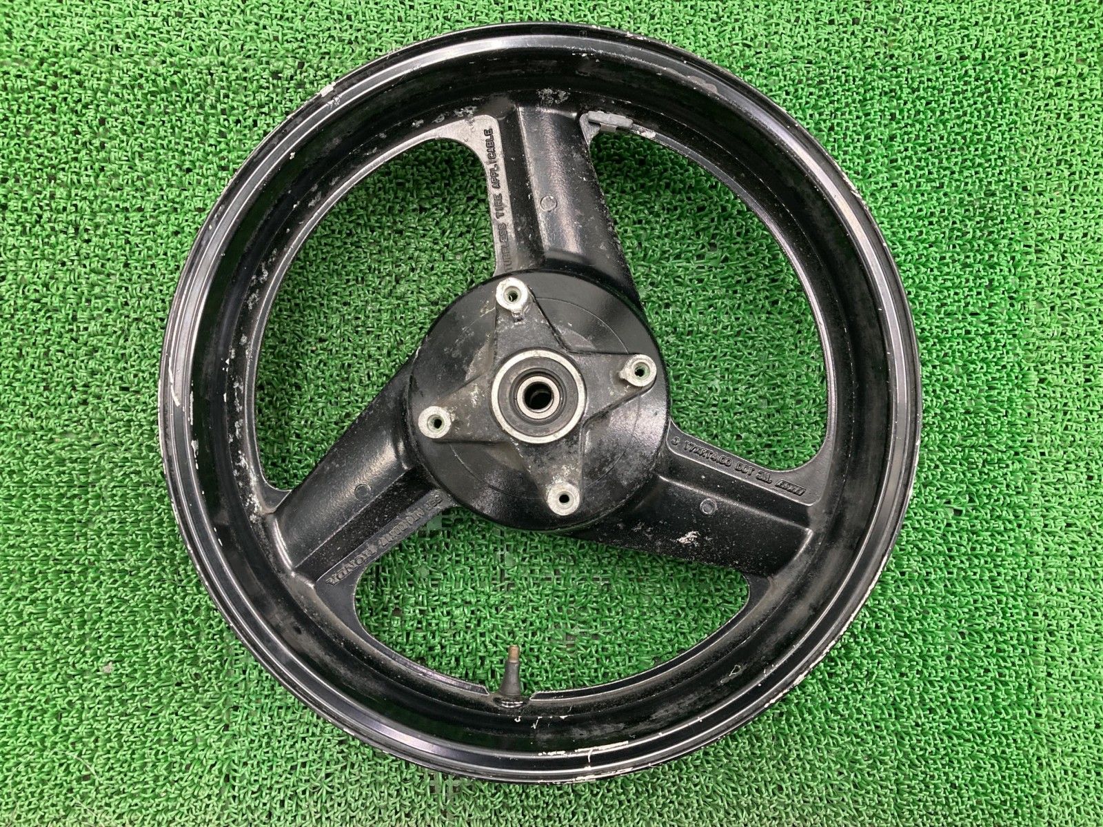 CB400SF リアホイール 黒 ホンダ 純正 バイク 部品 NC31 コケキズ無し 割れ欠け無し ペイント素材に 修復素材に 【中古】 7 CB400SF リアホイール 黒 ホンダ 純正 バイク 部品 NC31 割れ欠け無し