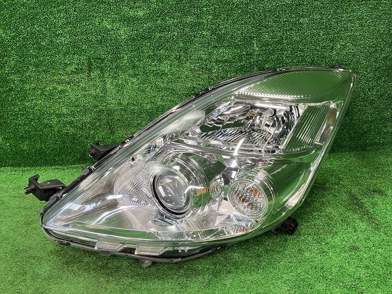 アイシス ZGM15G 左ヘッドランプ ヘッドライト L コイト 44-68 81170-44330 1F7