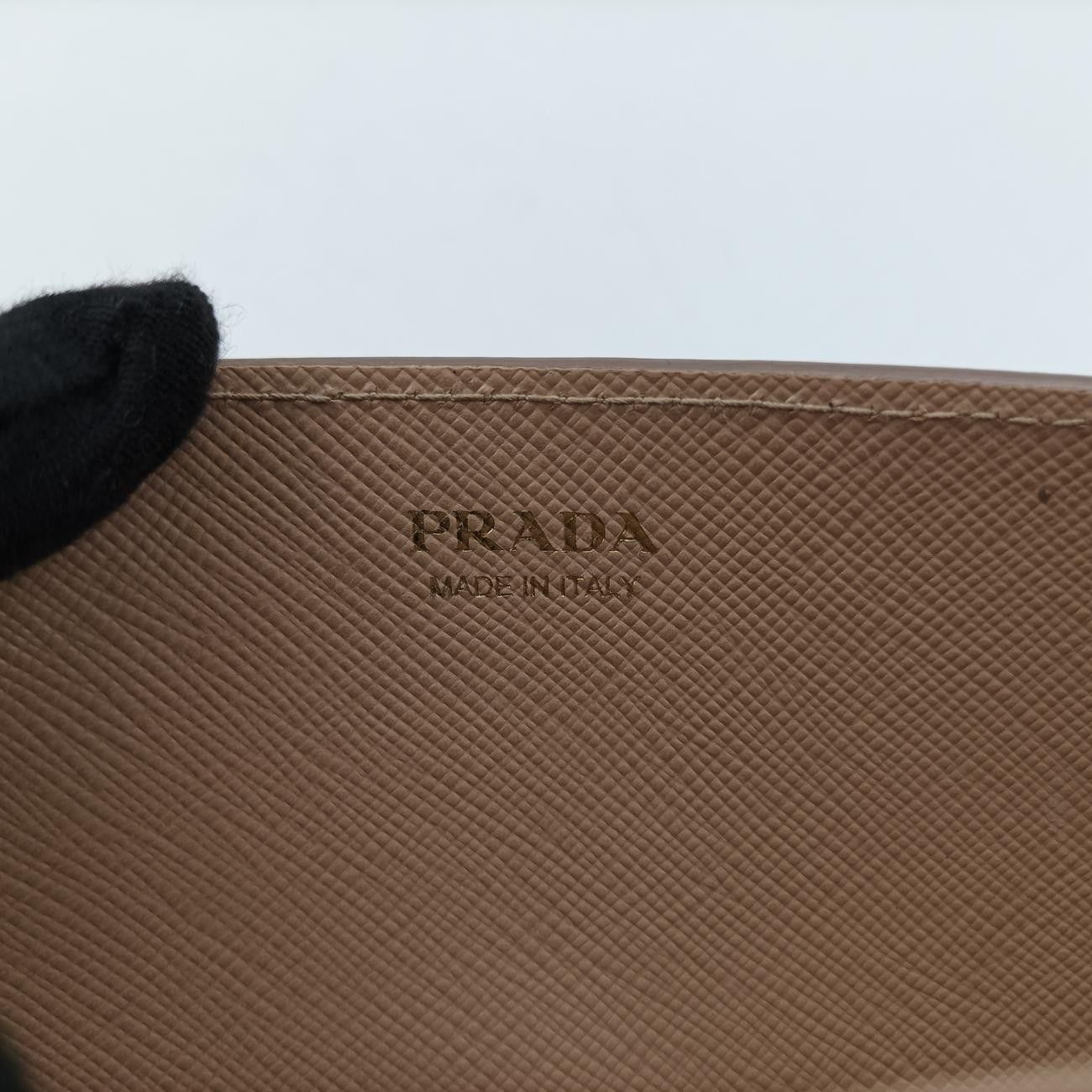 プラダPradaヴィテッロディアノベージュサフィアーノレザー1DH04485