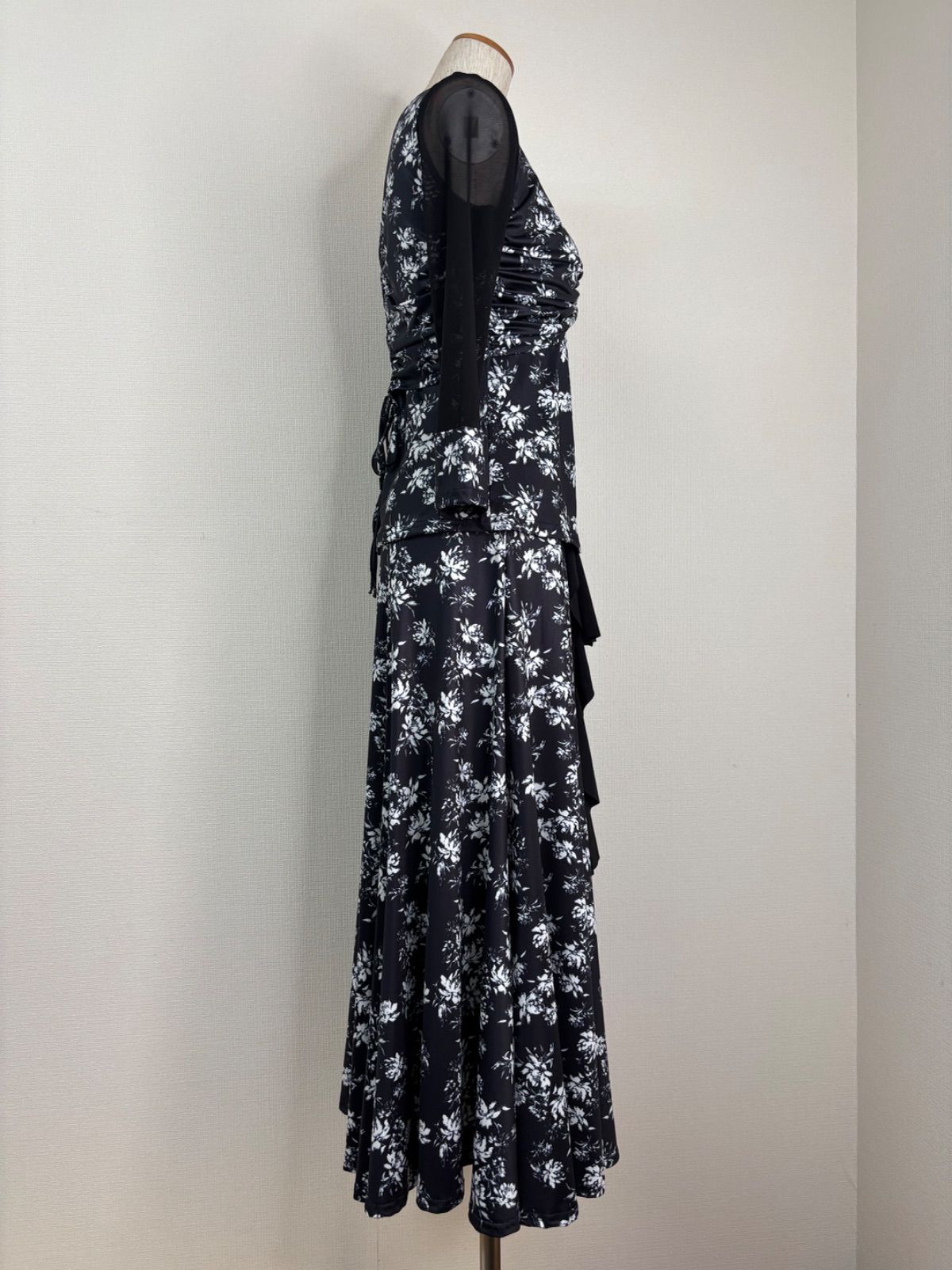 ブラック×ホワイト バックリボントップス