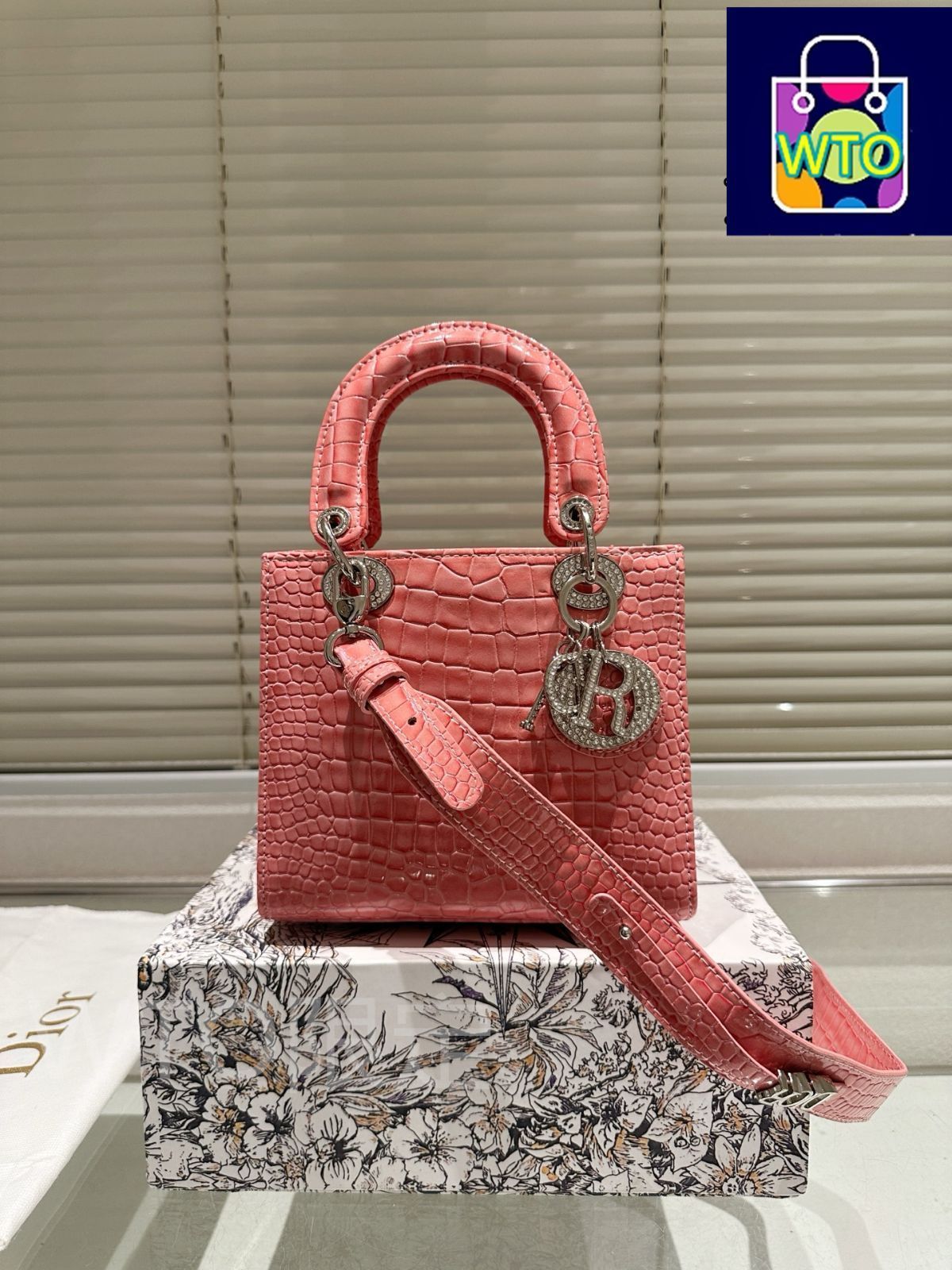 今日特価】Dior Lady Dior Bag with Folding Gift Box