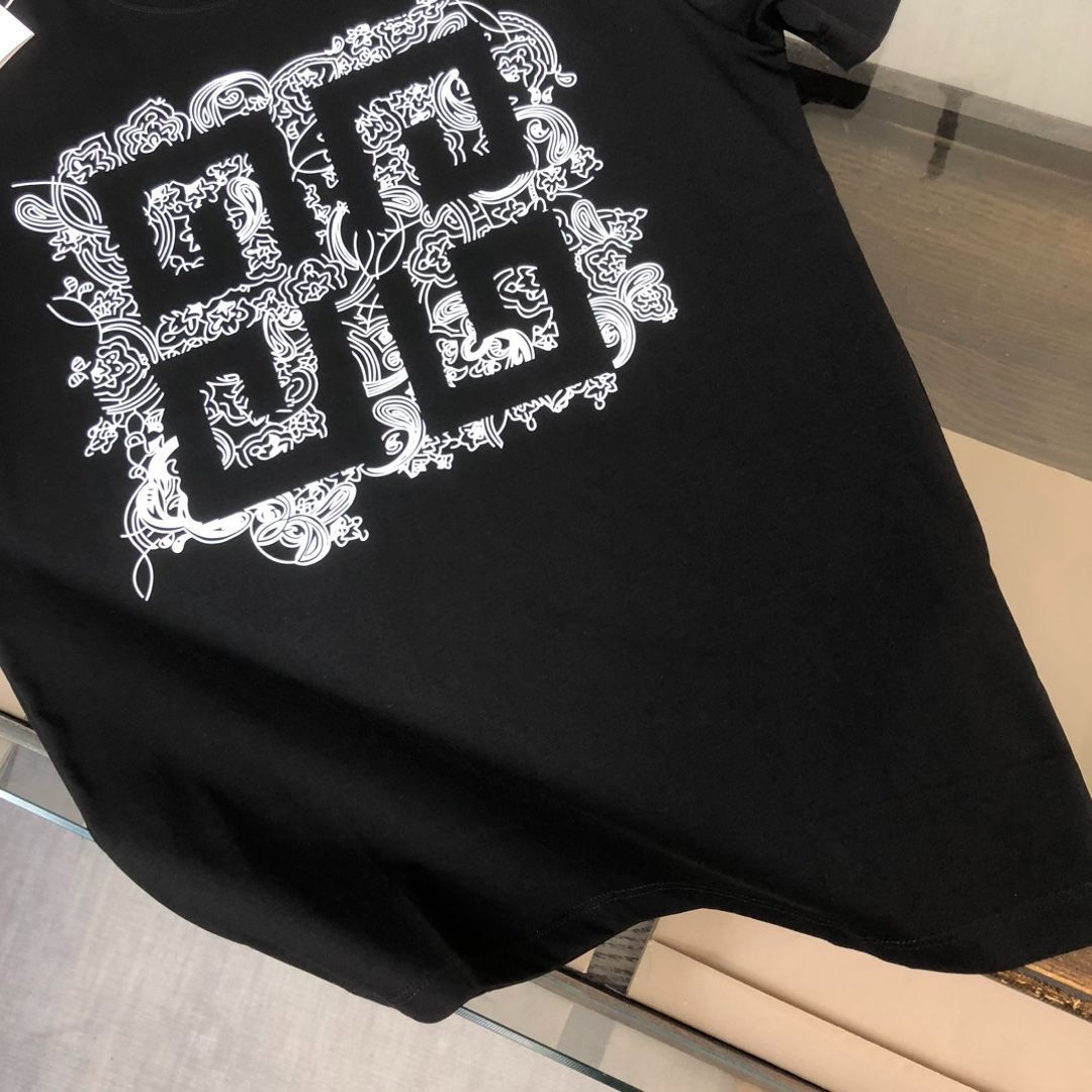 GIVENCHY 夏にぴったりな清楚で爽やかカラー♪ロゴ Tシャツ GIVENCHY 夏にぴったりな清楚で爽やかカラー♪ロゴ Tシャツ