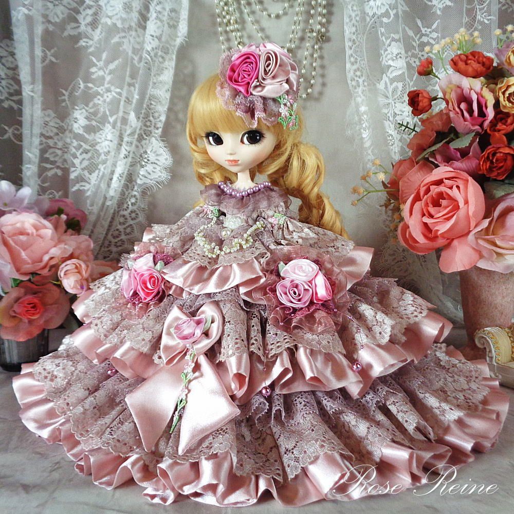 モーブピンクのミステリアスでゴージャスなボリュームフリルドールドレス