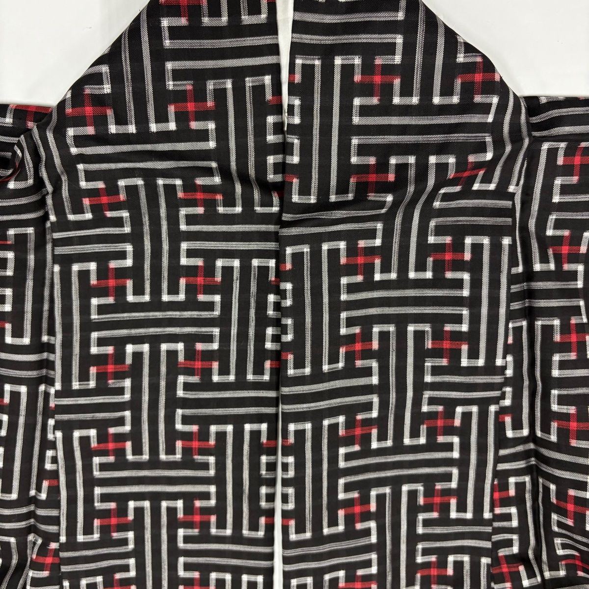 刺繍入り大島紬　雅楽器尽くし　黒地　正絹　身丈164裄66.5⭐︎着物のみ 大島紬 身丈168.5cm 裄丈67.5cm L 袷 アンサンブル 証紙 工字