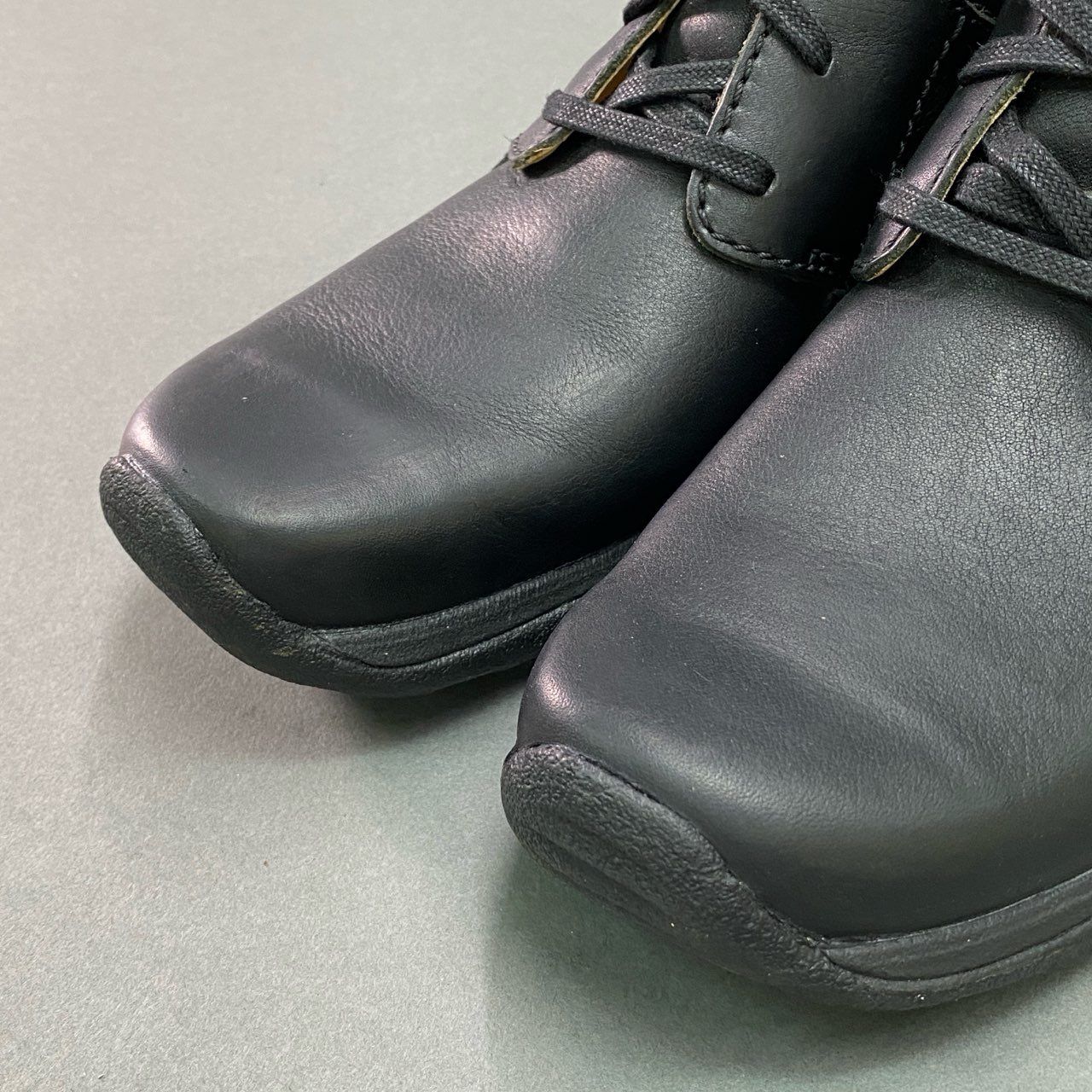3f8 《美品》 Clarks クラークス レザースニーカー UK7 1/2 ブラック 