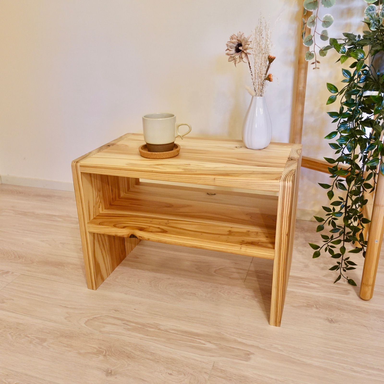 杉無垢材の折りたたみテーブル【ハンドメイド家具】 杉無垢材の折りたたみテーブル | iichi 日々の暮らしを心地よくする