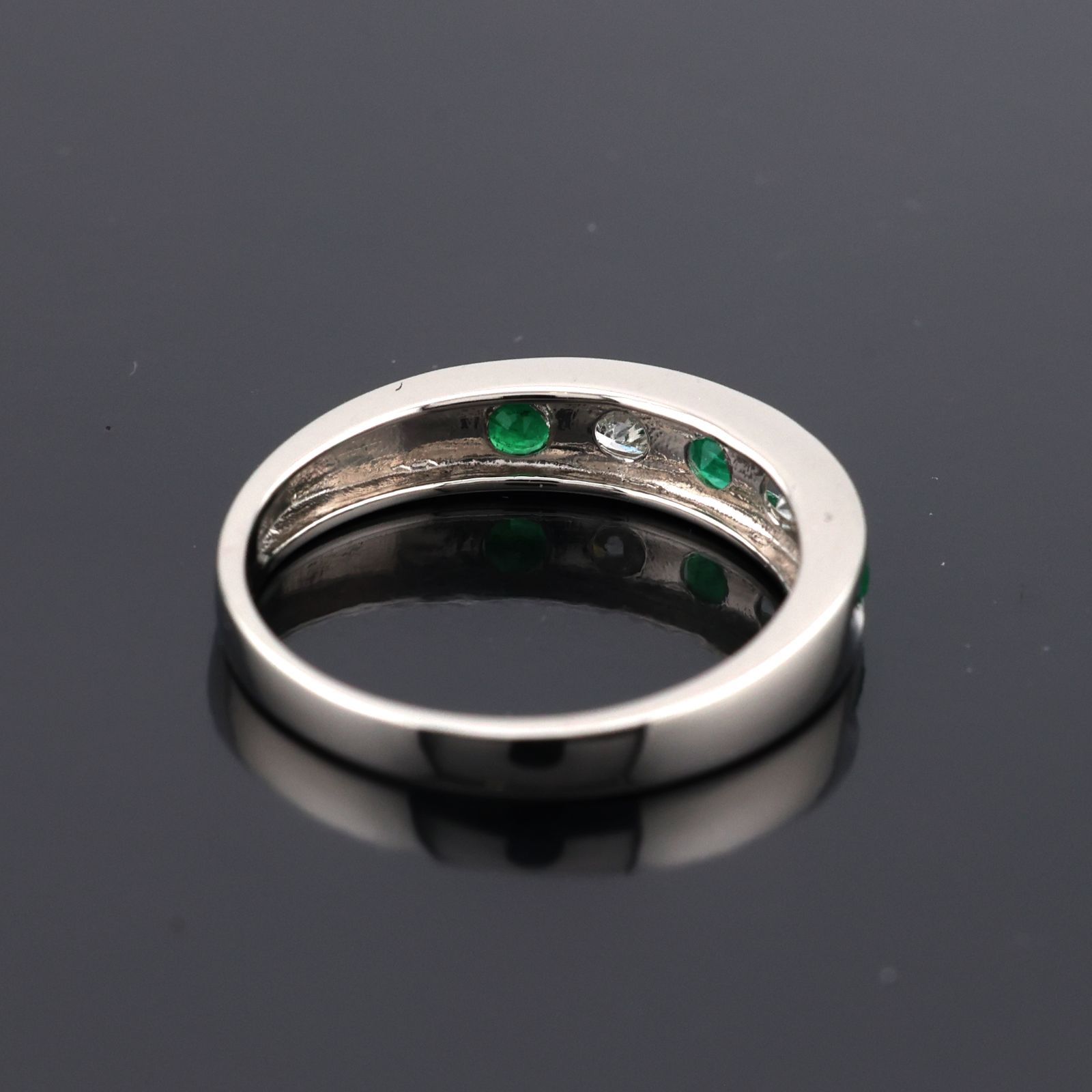 Pt.900プラチナ》 ダイヤモンド 0.20ct ／ エメラルド 『デザイナーズ 