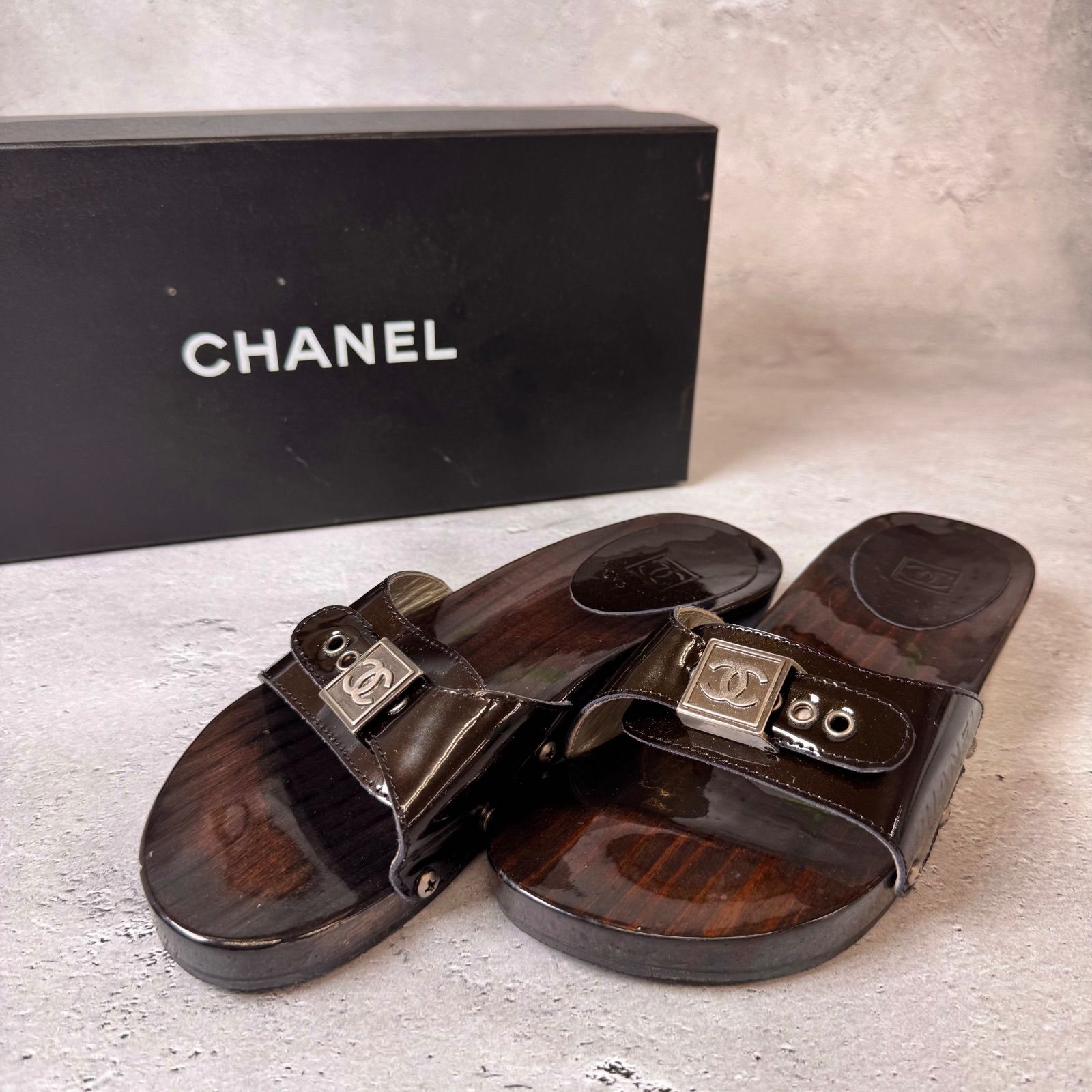Bランク CHANEL ココマーク サンダル ミュール フラットサンダル ウッド調 バックル ブラック 35 17EL