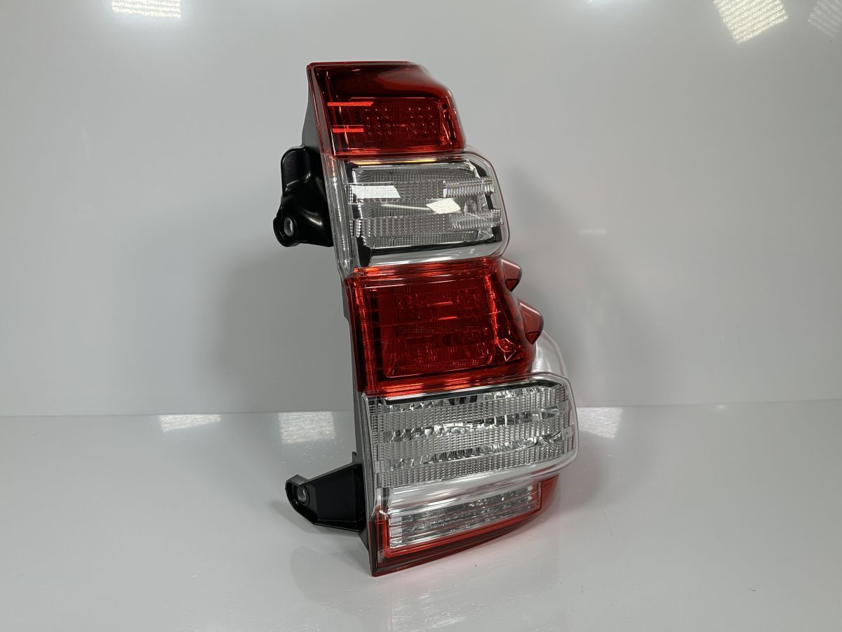 低走行 ランドクルーザープラド ランクルプラド TRJ150W GDJ150W 中期 純正 右テールランプ 81550-60B51 81551-60B51 60-195 管31748