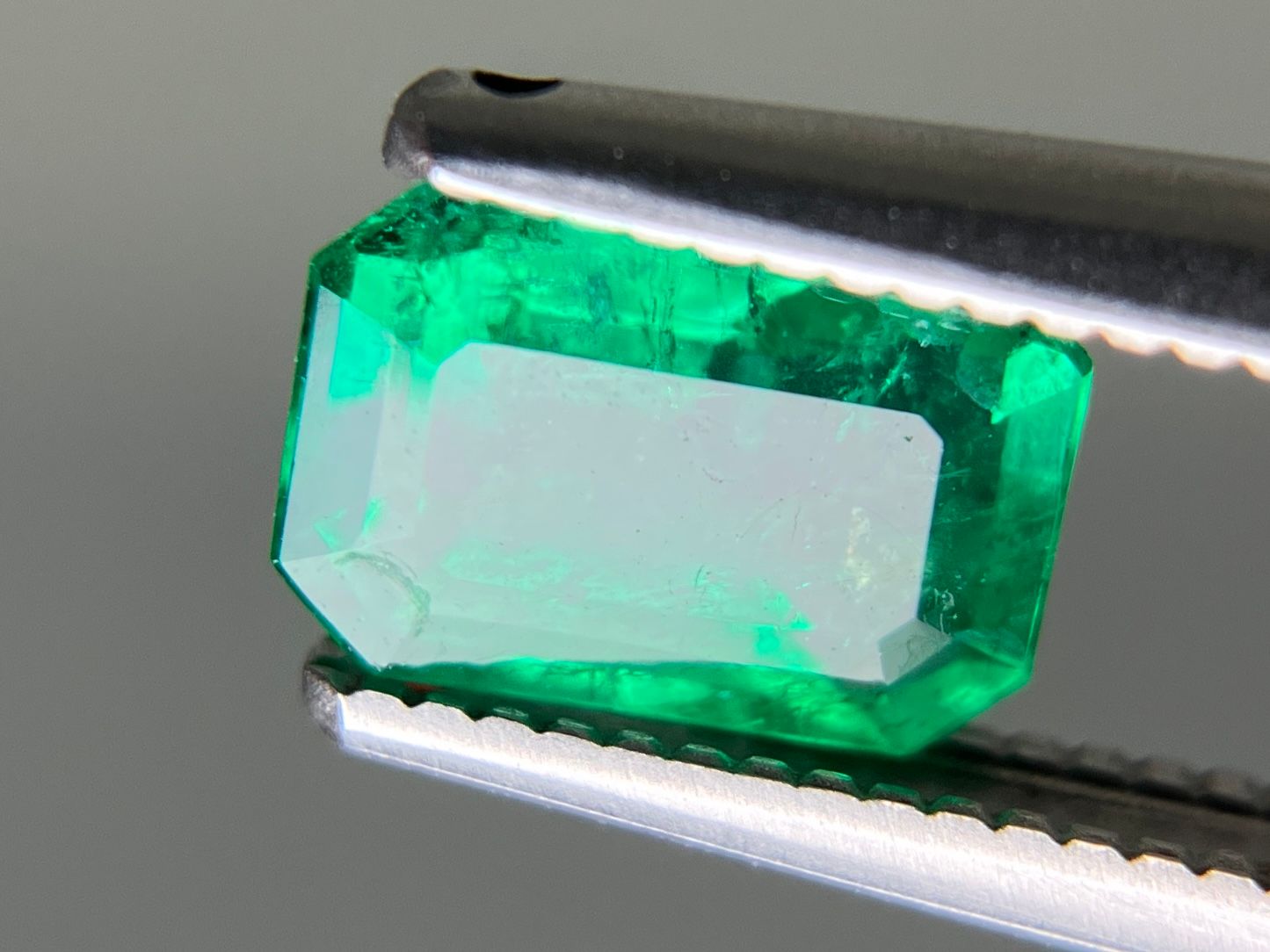 0.942ct 中央宝石ソーティング付き