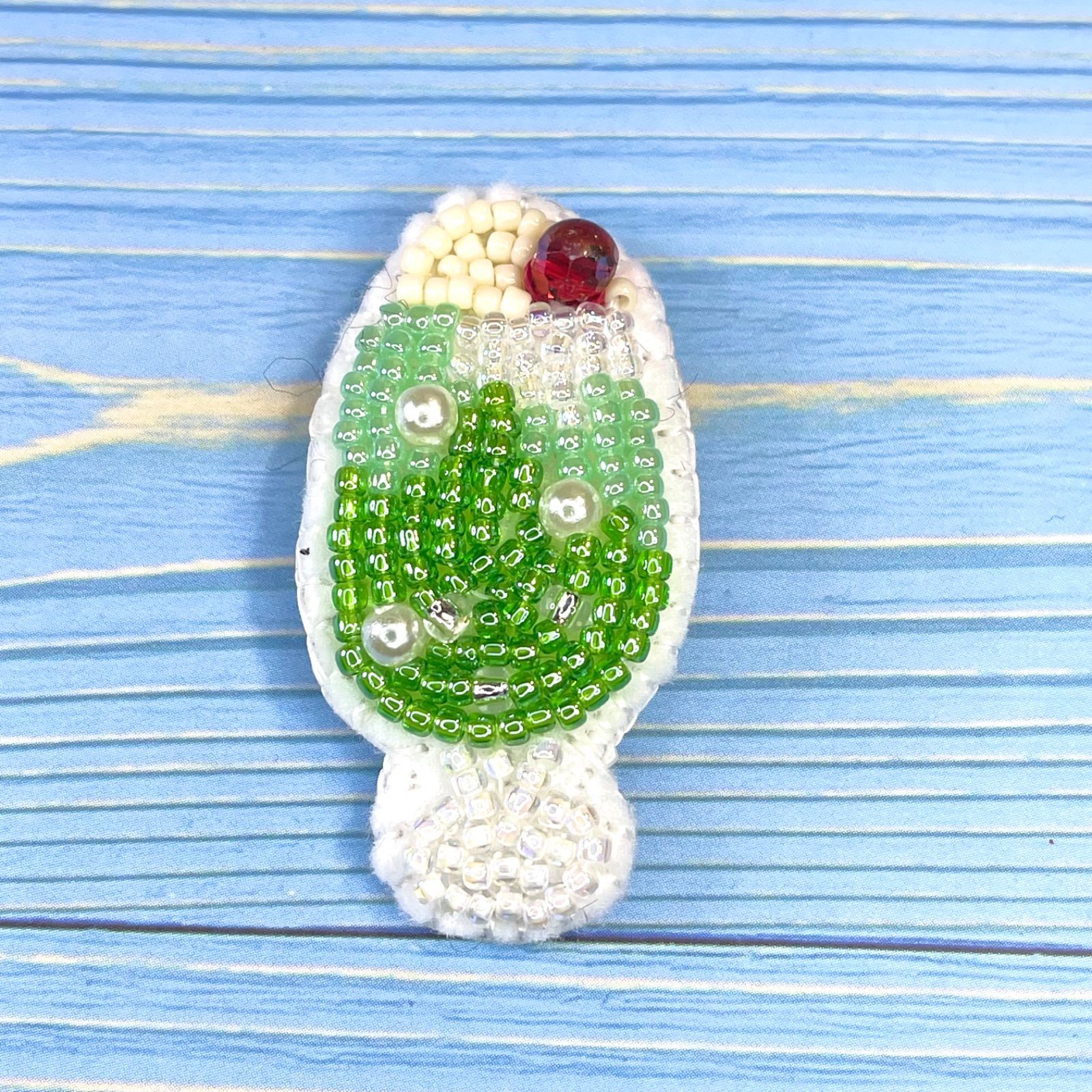 クリームソーダのビーズ刺繍ブローチ - メルカリ