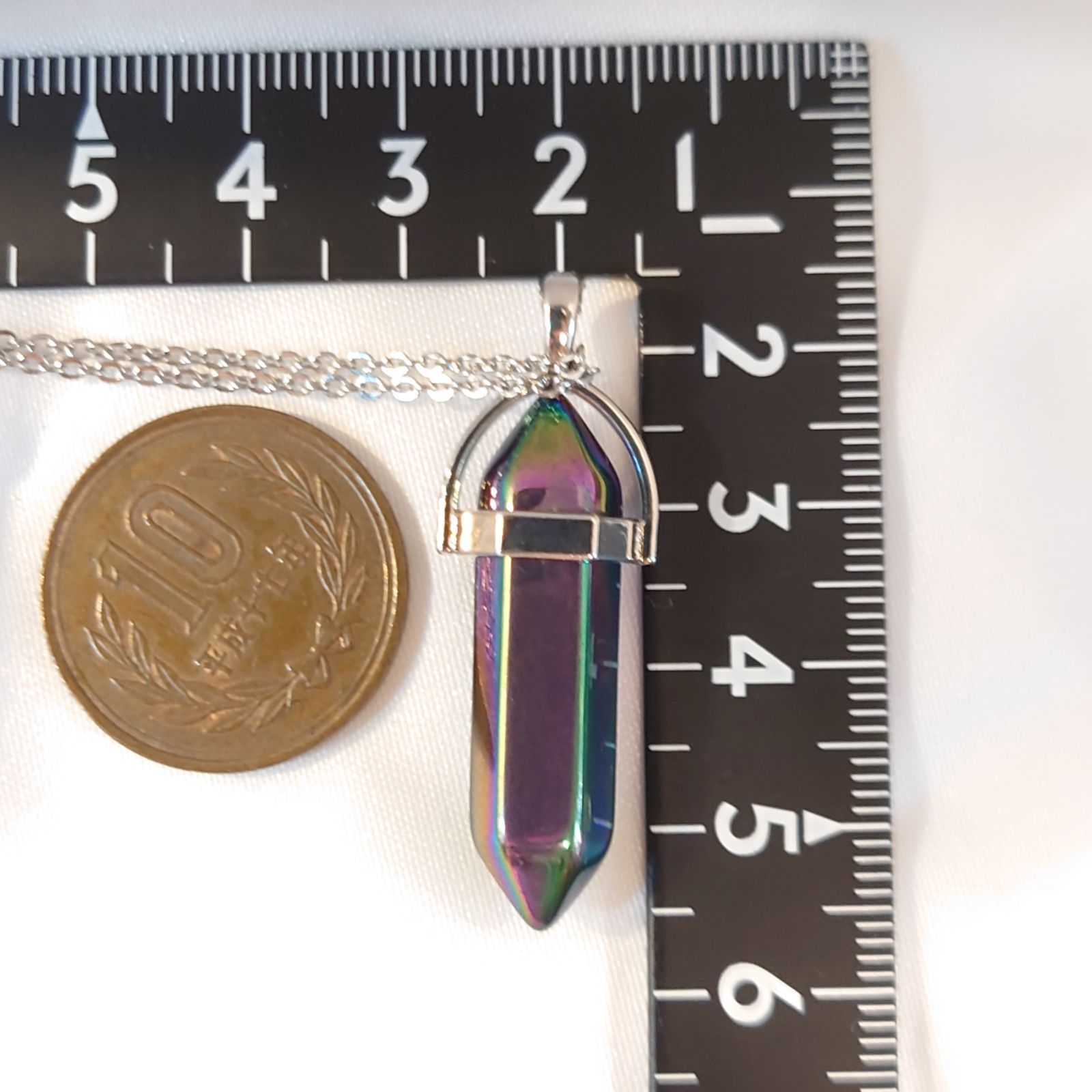 虹色に輝くレインボーチタンオーラクリスタルのダブルポイント