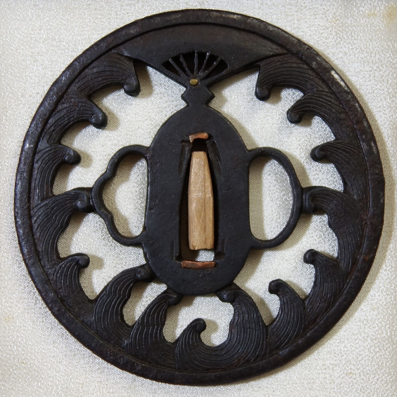 鍔 【 在銘 鉄地 荒波図鍔 】 日本刀 刀装具 鐔 骨董 古美術