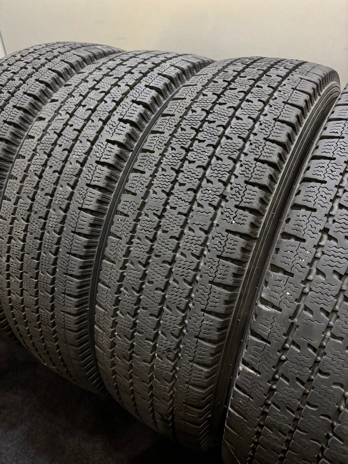 195|80R15 107|105N LT TOYO|DELVEX 935 22年製 スタッドレス 4本 ハイエース キャラバン 南7-J335