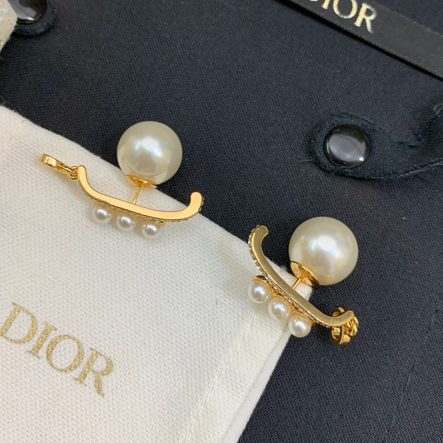 新品未使用】Dior（ディオール）ゴールドメッキ パール＆クリスタル装飾イヤリング - メルカリ