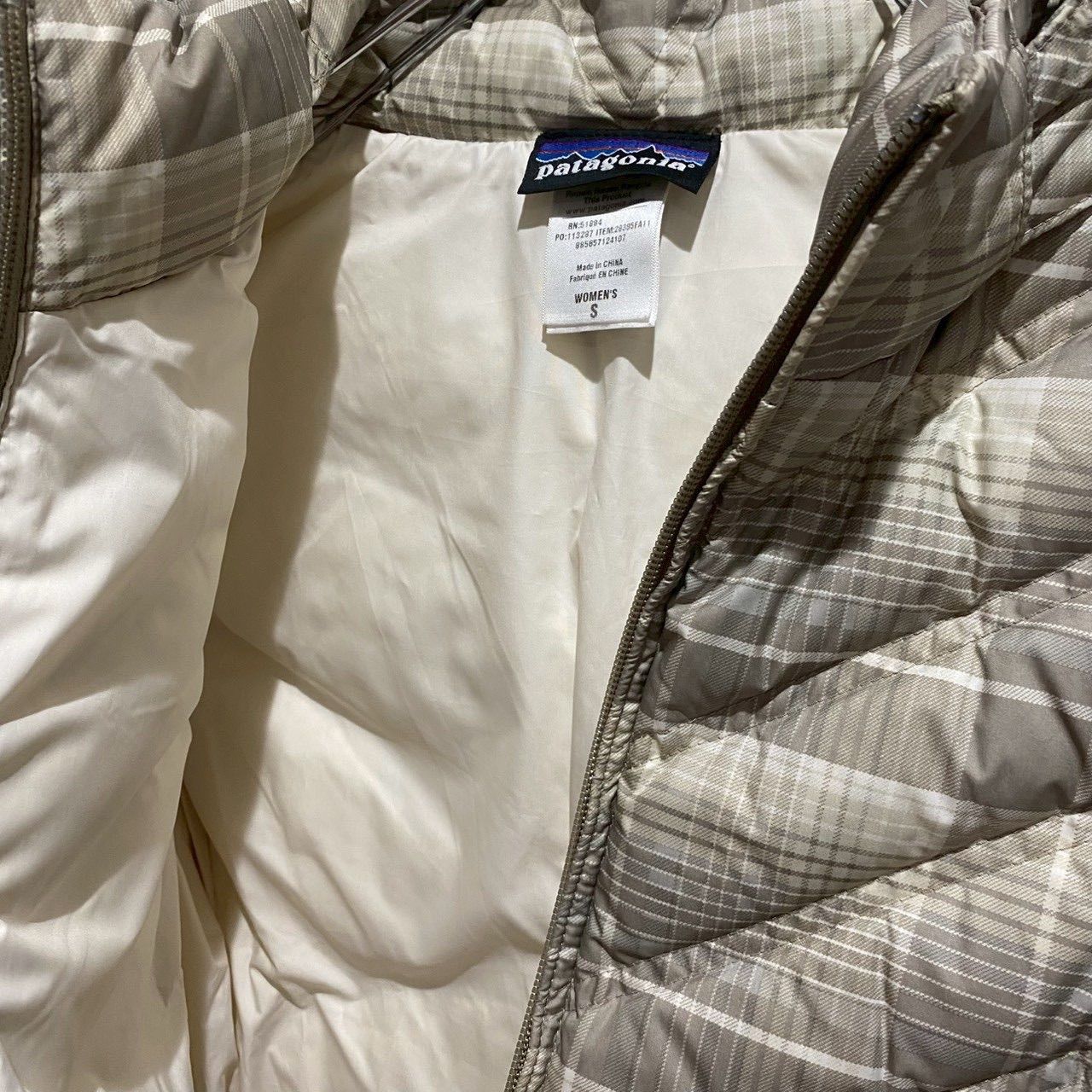 patagonia パタゴニア レディース アウター ベスト ダウンベスト キルティングベスト スタンドカラー ボアフード付き 取外し可 フルジップアップ チェック 総柄 ベージュ系 グースダウン75％ ダウン25％ おしゃれ カジュアル SU821h1251 USTAUSTRALIA_COM_AU