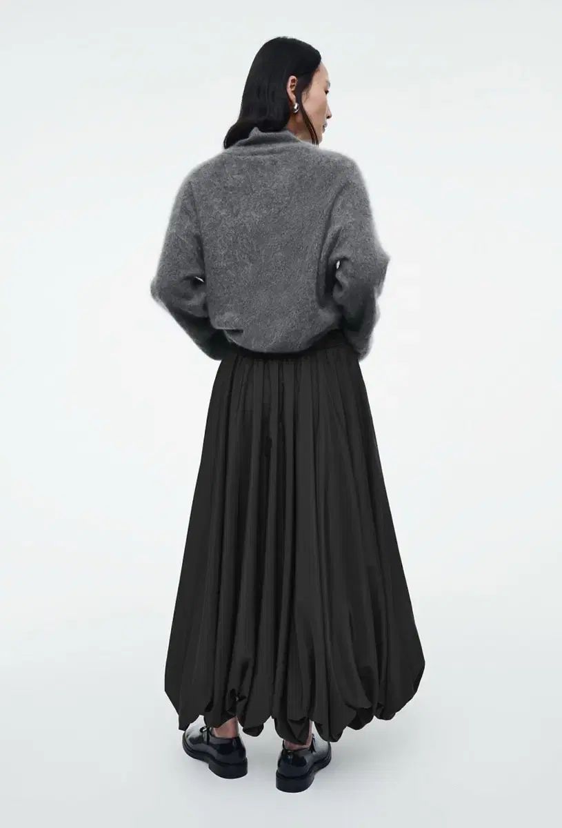 cos バルーン ヘム マキシ スカート 32