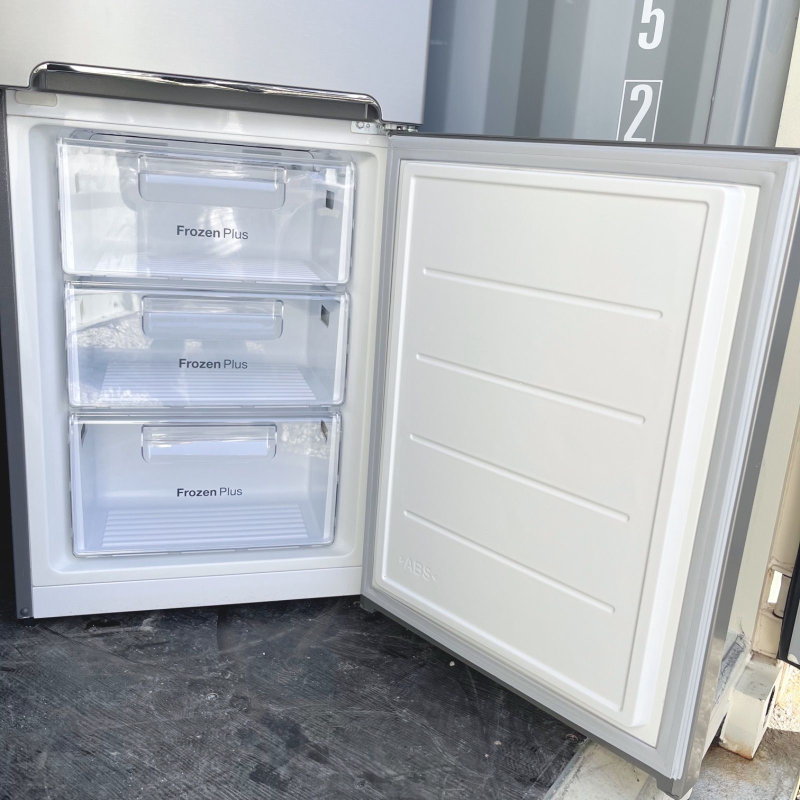 76取付無料！海外風デザインスタイリッシュシルバー大容量307L冷蔵庫