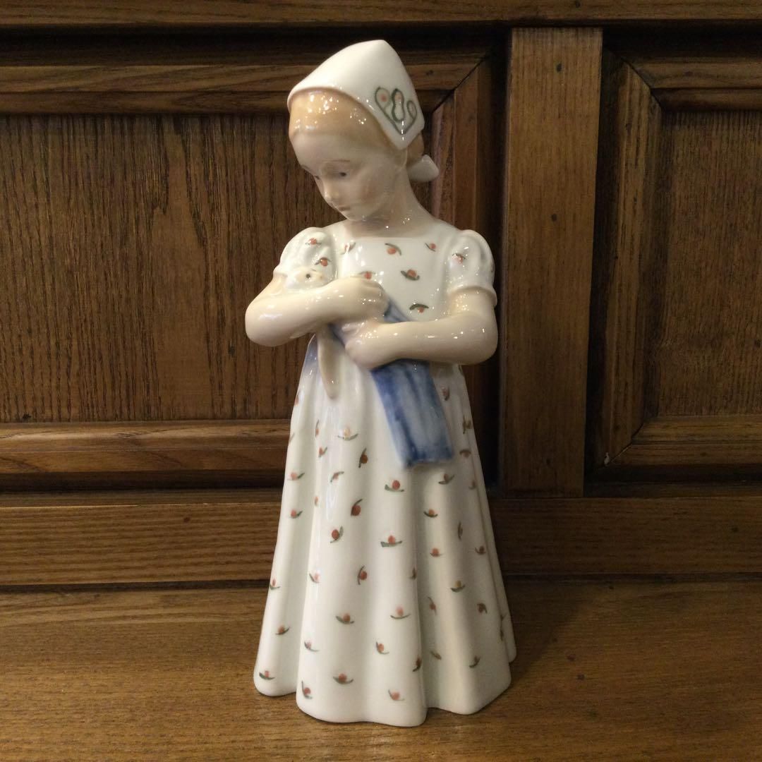 ロイヤルコペンハーゲン フィギュリン お人形を抱く女の子 欠けあり B