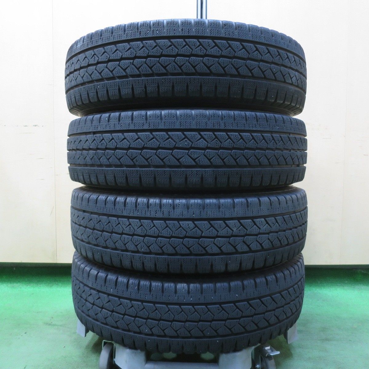 バリ溝！21年！9.5分☆スタッドレス 195/80R15 107/105L ブリヂストン 